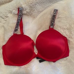Victoria’s Secret bombshell push up bra
